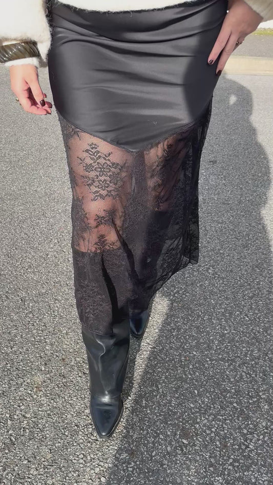 Jupe satiné noir dentelle